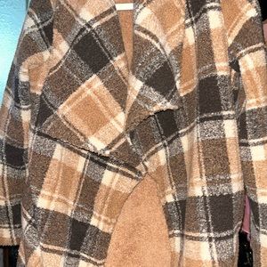 Women plaid jacket/coat. Great for the Fall or winter nights.